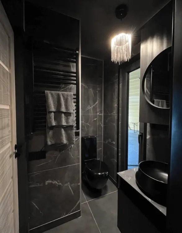 Pilns vannas istabas aprīkojums jūras konteinera mājā