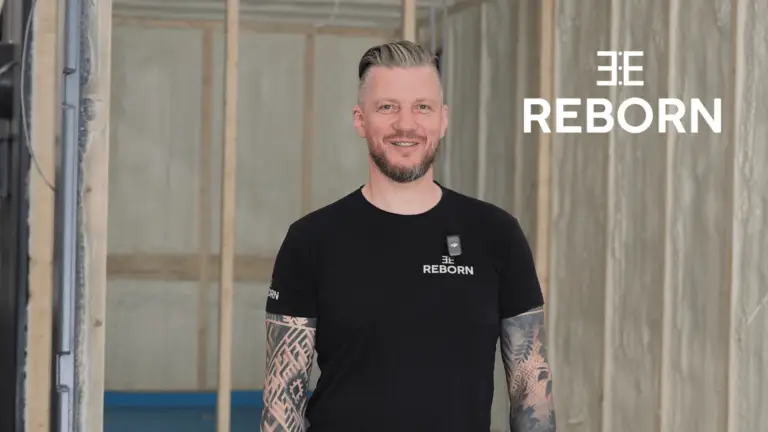 Pārvietojamā sauna no jūras konteinera uz plosta ar lieliem logiem un LED apgaismojumu.