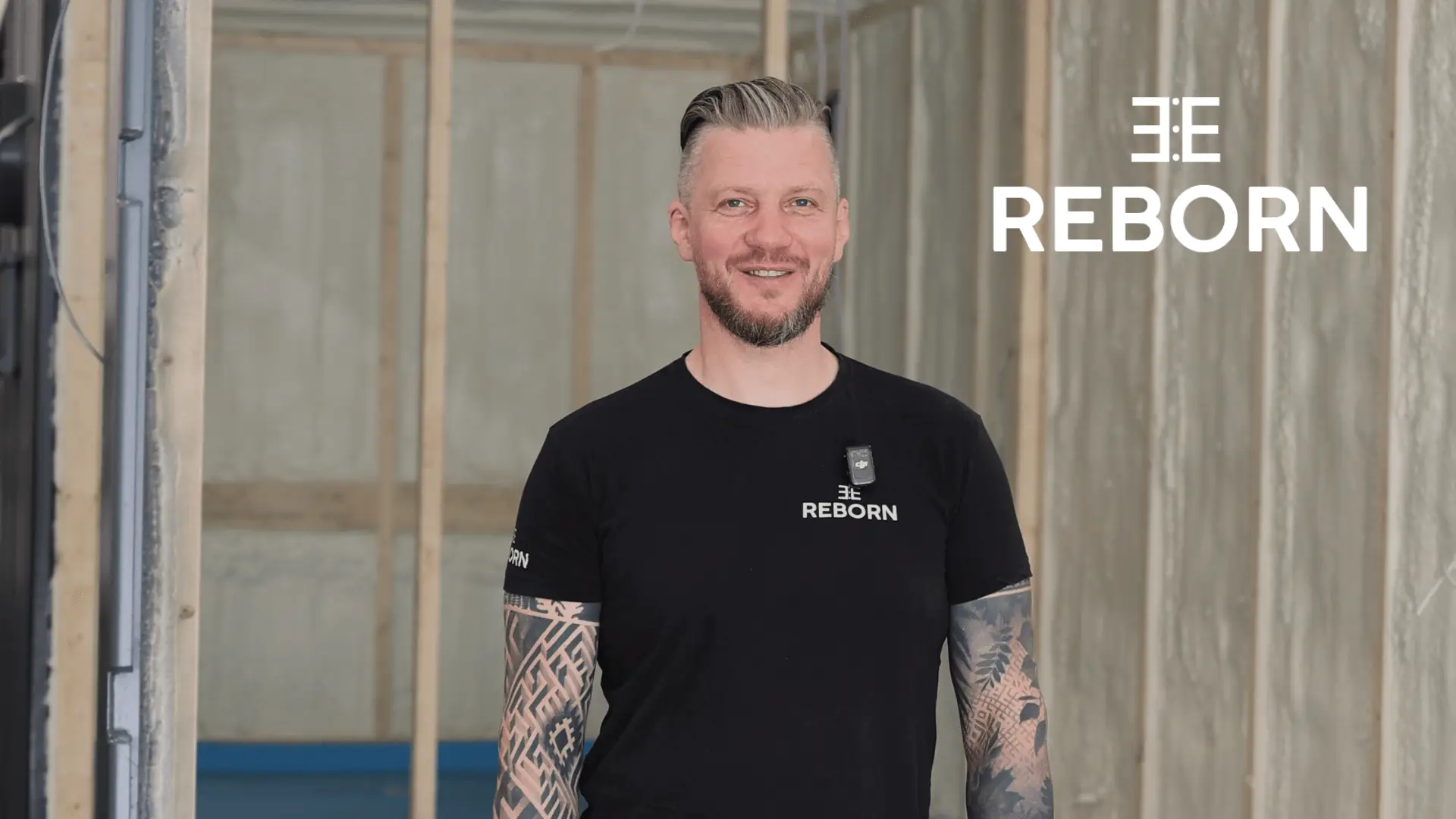 Pārvietojamā sauna no jūras konteinera uz plosta ar lieliem logiem un LED apgaismojumu.