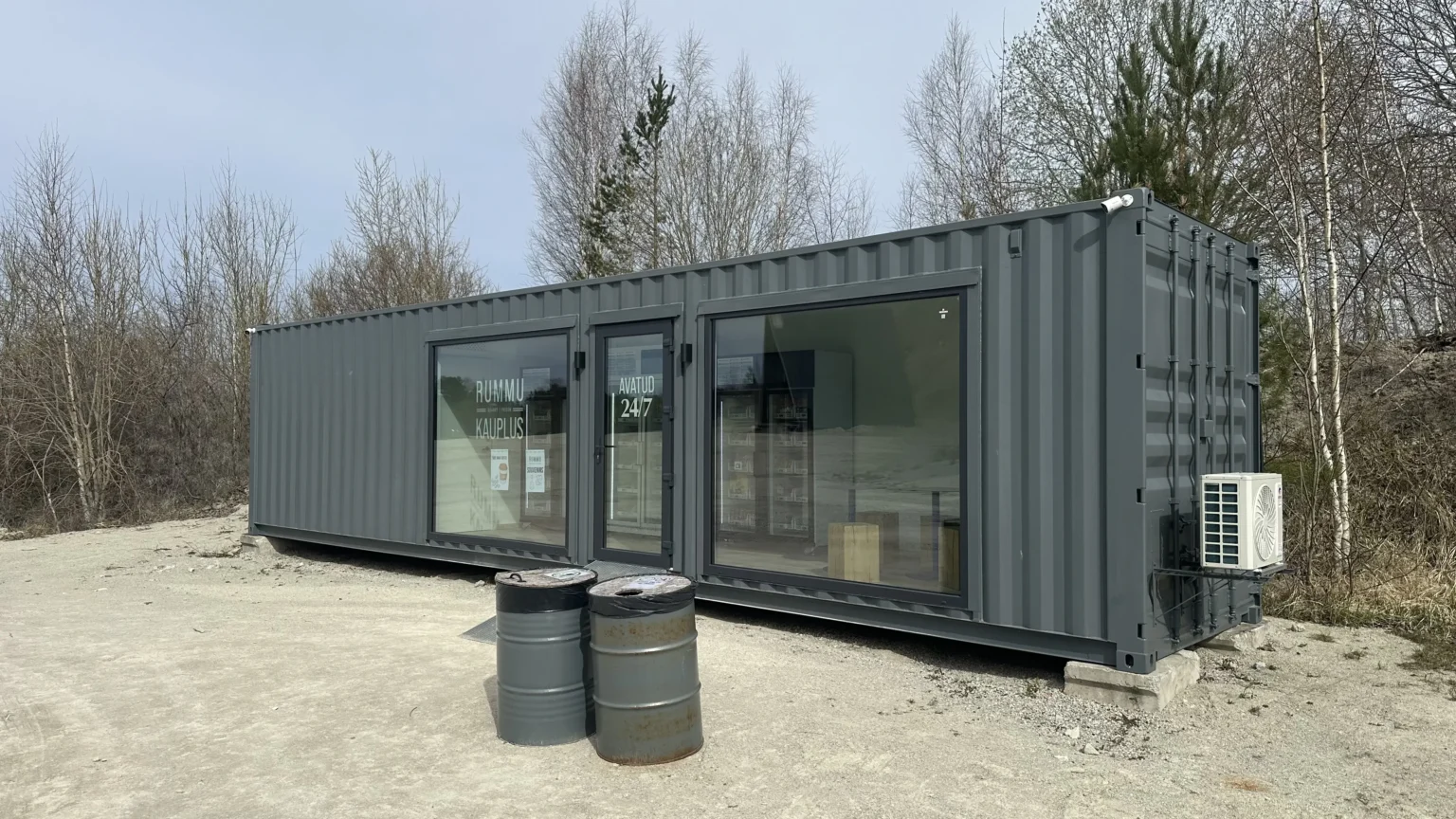 Reborn pašapkalpošanās veikala modulis no jūras konteinera ar vitrīnas logiem un kondicionieri